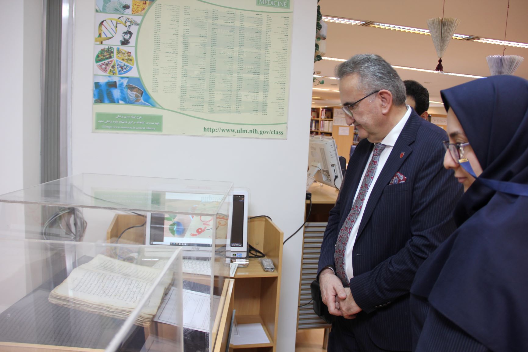 گزارش تصویری از بازدید رییس دانشگاه آلتین باش ترکیه از کتابخانه مرکزی و آزمایشگاه جامع دانشگاه ایران